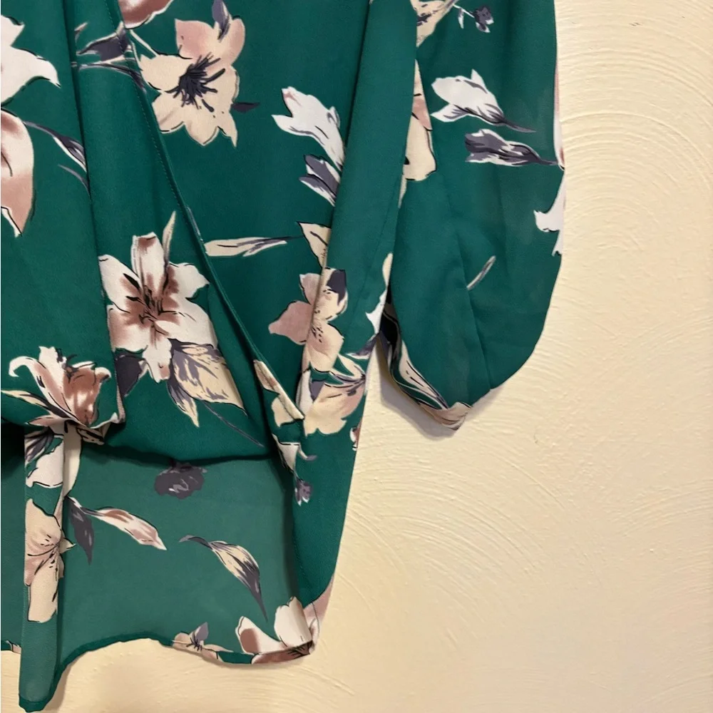 West Kei Green Floral Tie Waist Blouse Size Medium - Picture 7 of 8
